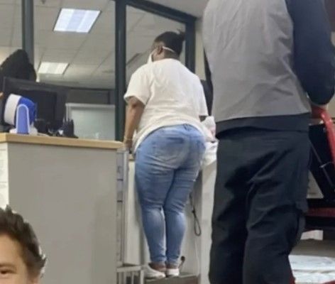 공항에서 여성이 수화물 저울 위에 올라가 항공사 직원 앞에서 체중을 재는 영상이 공개돼 논란이 확산하고 있다. 출처&#x3D;뉴욕포스트