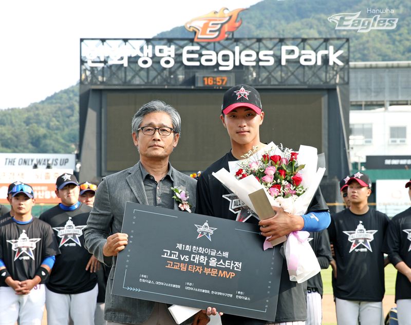 박지환이 한화이글스배 고교팀 타자부문 MVP를 수상했다 (사진 &#x3D; 한화이글스)