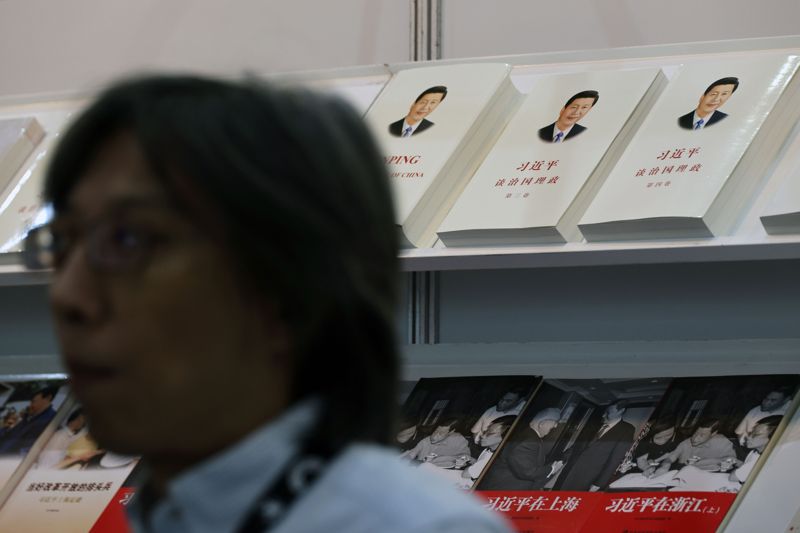 서울국제도서전이 14일 서울 강남구 코엑스에서 열려 중국 전시관에 시진핑 국가주석의 책이 전시되어 있다. 이번 행사는 18일까지 계속된다. 사진&#x3D;서동일 기자