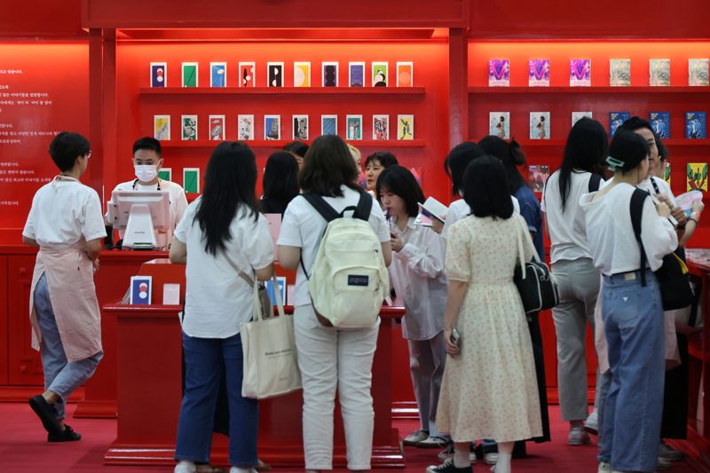 서울국제도서전이 14일 서울 강남구 코엑스에서 열려 전시장을 찾은 관람객들이 도서를 구매하고 있다. 이번 행사는 18일까지 계속된다. 사진&#x3D;서동일 기자