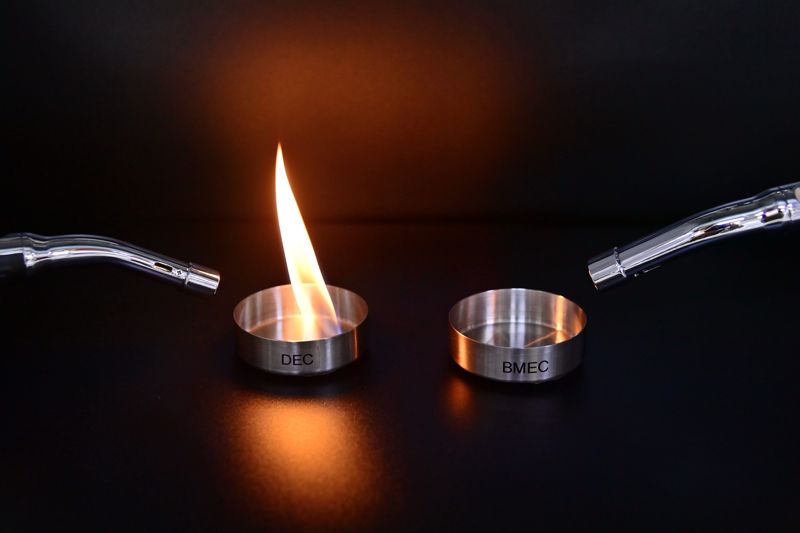 국내 공동연구진이 개발한 리튬이온 배터리 전해액(오른쪽)은 기존의 전해액에 비해 불을 붙여도 상온에서 불이 붙지 않아 화재와 열폭주를 억제할 수 있다. KIST 제공