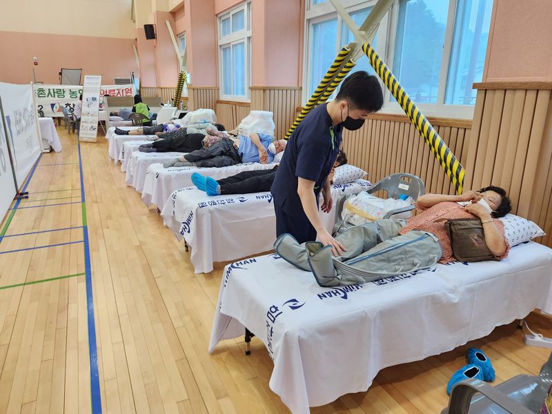 창원힘찬병원이 경남 함양 지곡면 다목적 체육관에서 '찾아가는 의료지원 활동'을 펼치고 있다. 사진=창원힘찬병원 제공