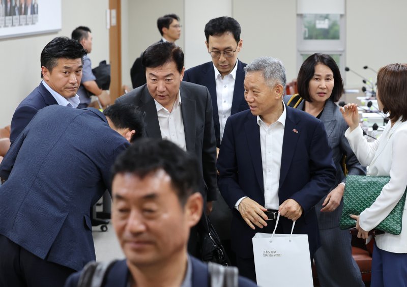 19일 새벽 세종시 정부세종청사 최저임금위원회 회의실에서 열린 제15차 전원회의에서 내년도 최저임금이 9천860원으로 결정됐다. 회의를 마친 류기정 한국경영자총협회 전무를 비롯한 사용자위원들이 회의장을 나오고 있다. 연합뉴스