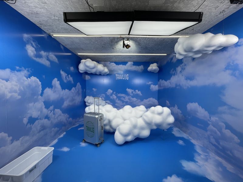 &#39;성수국제공항&#39; 한편에 마련된 포토존. 구름과 &#39;트래블로그&#39; 캐리어와 사진을 찍을 수 있다. 사진&#x3D;이승연 기자