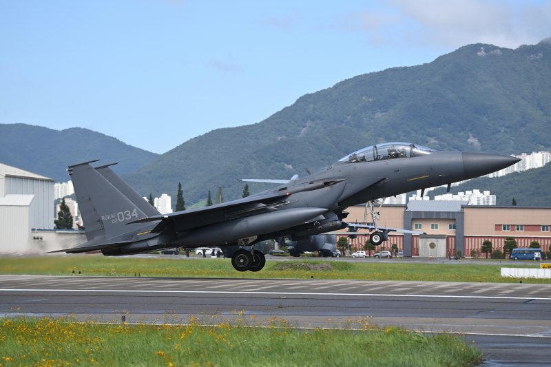 25일 경남 김해기지에서 열린 한국 공군-프랑스 항공우주군 연합훈련에서 한국 공군의 F-15K 전투기가 추모 비행을 위해 이륙하고 있다. 사진&#x3D;공군 제공