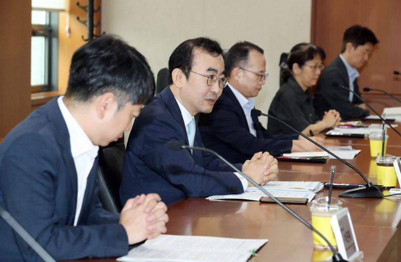 이세훈 금융위원회 사무처장(왼쪽 두번째)는 27일 여의도 한국거래소에서 &#39;기술특례상장 제도개선&#39;을 위해 열린 민관 합동 관계기관 회의를 주재하고 있다. 금융위원회 제공