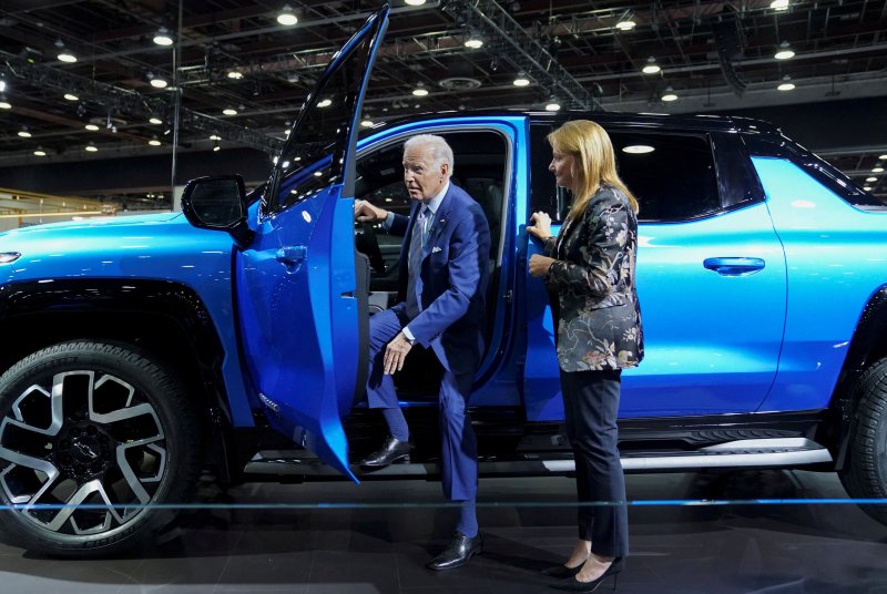 지난해 9월 미국 디트로이스 오토쇼에서 조 바이든 미국 대통령이 매리 바라 제너럴모터스(GM)최고경영자(CEO)의 안내로 GM의 쉐보레 실버라도 전기 픽업트럭에 올라타고 있다. 로이터 뉴스1
