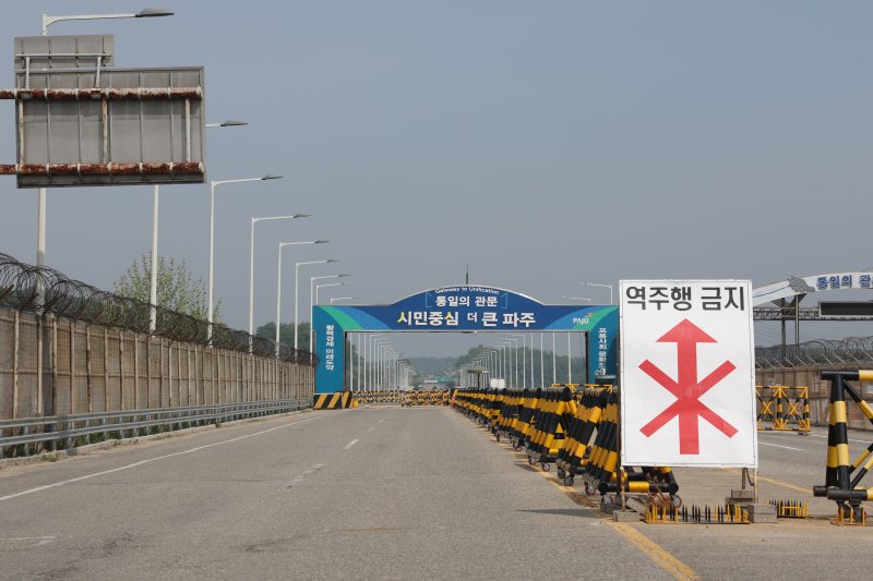 북한이 개성공단을 무단 가동하는 것으로 알려진 가운데 지난 5월 10일 경기도 파주시 통일대교에서 개성공단으로 이어진 1번 국도 일대가 적막하다. 사진&#x3D;연합뉴스