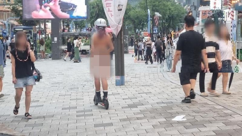 홍대에서 비키니 차림으로 킥보드를 타고 있는 여성. 출처=온라인커뮤니티