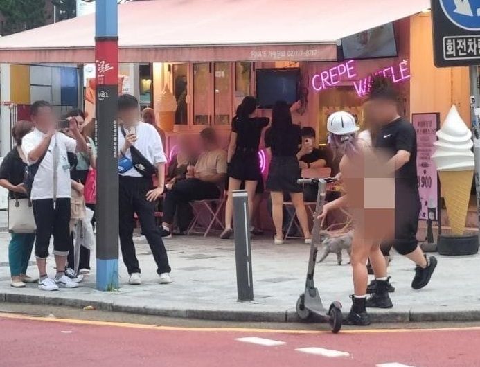 홍대에서 비키니 차림으로 킥보드를 타고 있는 여성. 출처=온라인커뮤니티