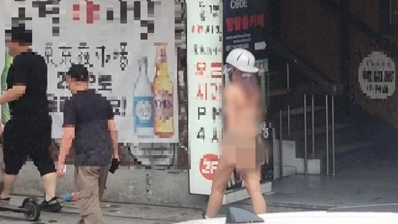 홍대에서 비키니 차림으로 킥보드를 타고 있는 여성. 출처=온라인커뮤니티