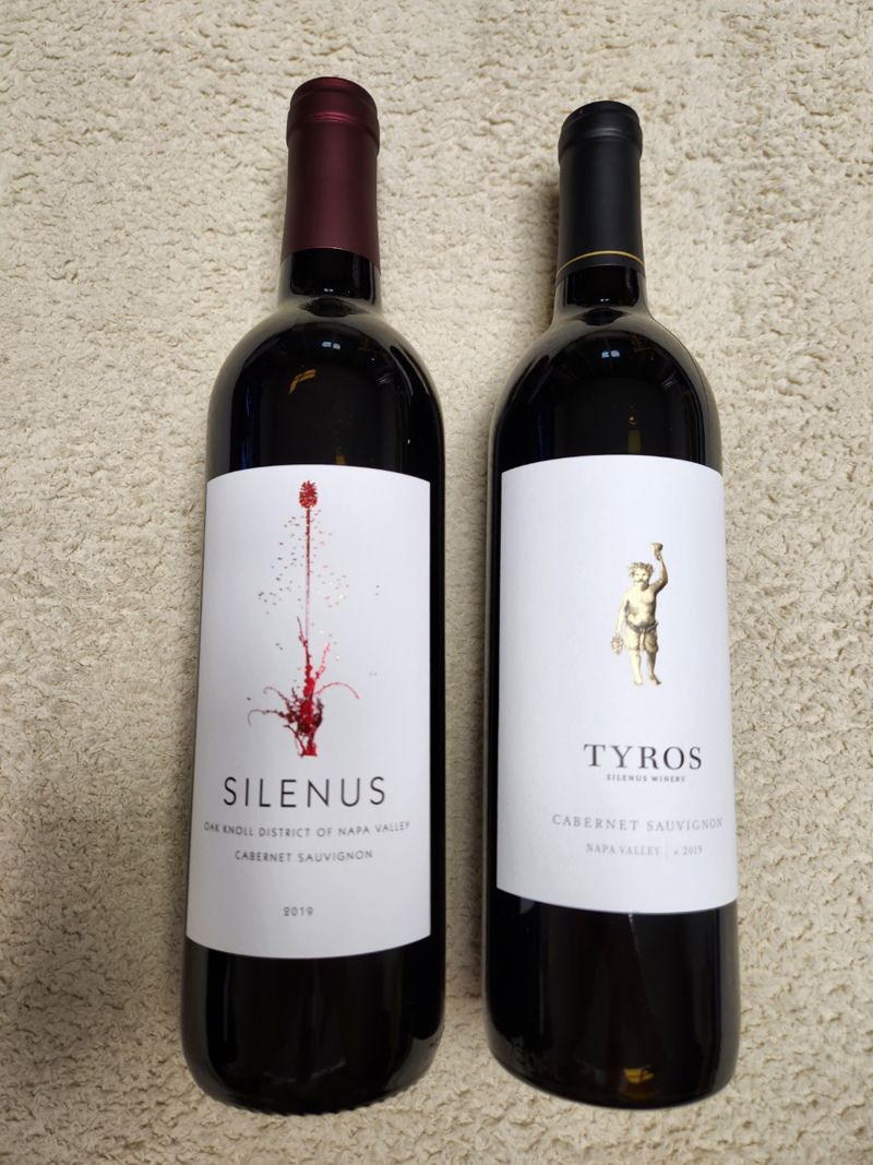 미국 나파밸리 와이너리 실레누스의 타이로스(오른쪽)와 실레누스 와인.