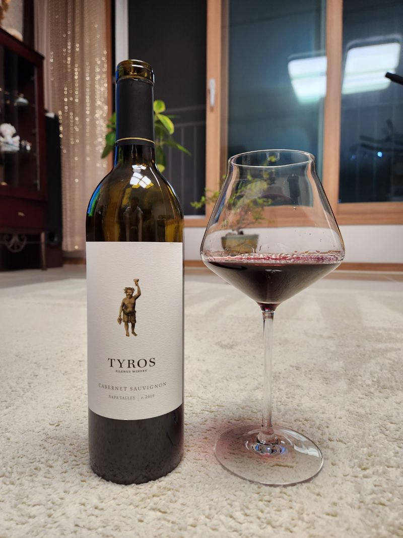 미국 나파밸리 와이너리 실레누스의 타이로스 와인은 풀바디의 와인임에도 질감이 무겁지 않고 산도가 좋은 가성비 와인이다.