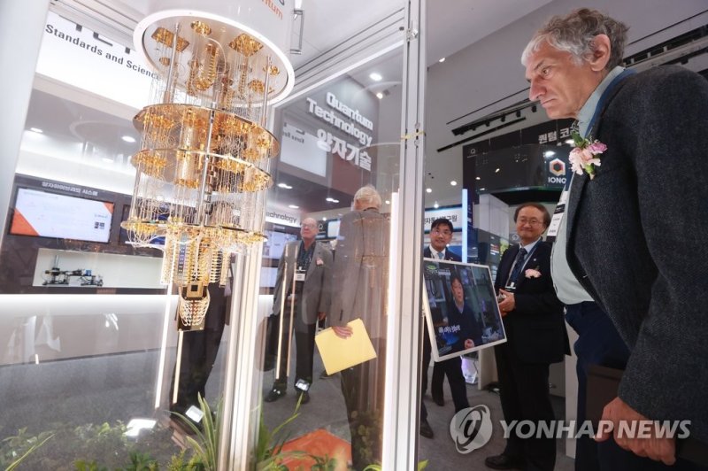 지난 26일 오후 서울 중구 동대문디자인플라자(DDP)에서 열린 국내 최대 양자 기술 관련 국제행사 &#39;퀀텀 코리아 2023&#39;에서 내빈들이 초전도 기반 50큐비트 양자컴퓨터 모형을 살펴보고 있다. 연합뉴스 제공