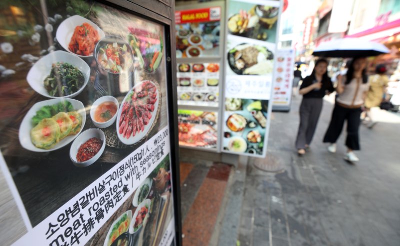 서울 중구 명동 거리에 위치한 한 음식점 앞에 메뉴 입간판이 놓여 있다. &#x2F;사진&#x3D;뉴스1