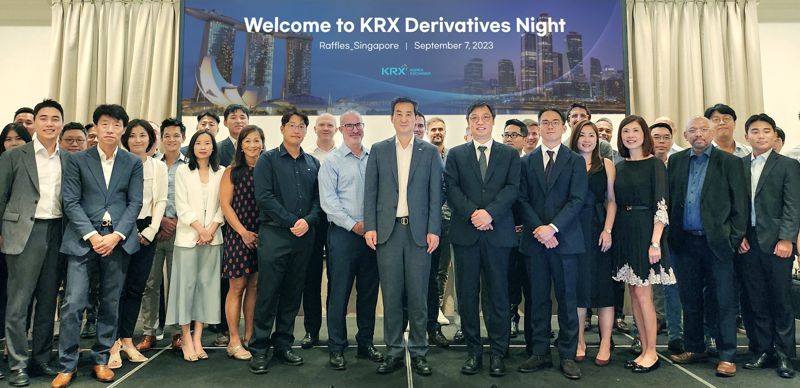 한국거래소(KRX)는 2023.9.7(목) 싱가포르에서 현지 IR 행사인 KRX Derivatives Night을 개최하여 글로벌 기관투자자를 <span id='_stock_code_001680' data-stockcode='001680'>대상</span>으로 국내 파생상품시장을 홍보하였다. 사진&#x3D;한국거래소 제공
