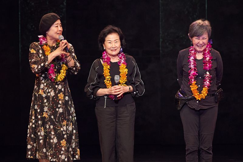'시스터즈' 실존 인물들이 커튼콜 행사에 참석했다. 왼쪽부터 '바니걸스' 고재숙, '이시스터즈' 김희선, '코리안 키튼즈' 윤복희. 신시컴퍼니 제공