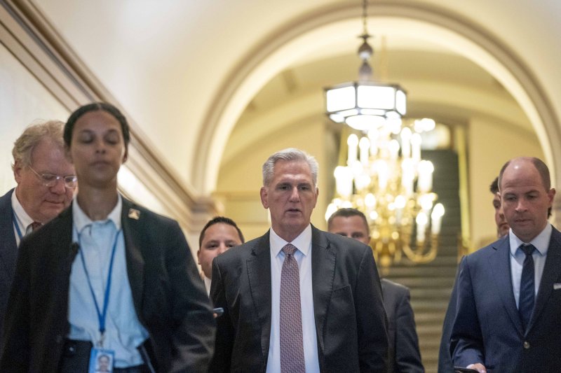 뉴욕증시가 21일(현지시간) 고금리 지속과 내년 예산안 처리 지연에 따른 연방정부 셧다운 우려 속에 큰 폭으로 하락했다. 케빈 매카시(공화&middot;캘리포니아) 하원 의장(가운데)이 20일 워싱턴 의사당에서 공화당 지도부와 만난 뒤 복도를 걸어나오고 있다. UPI연합