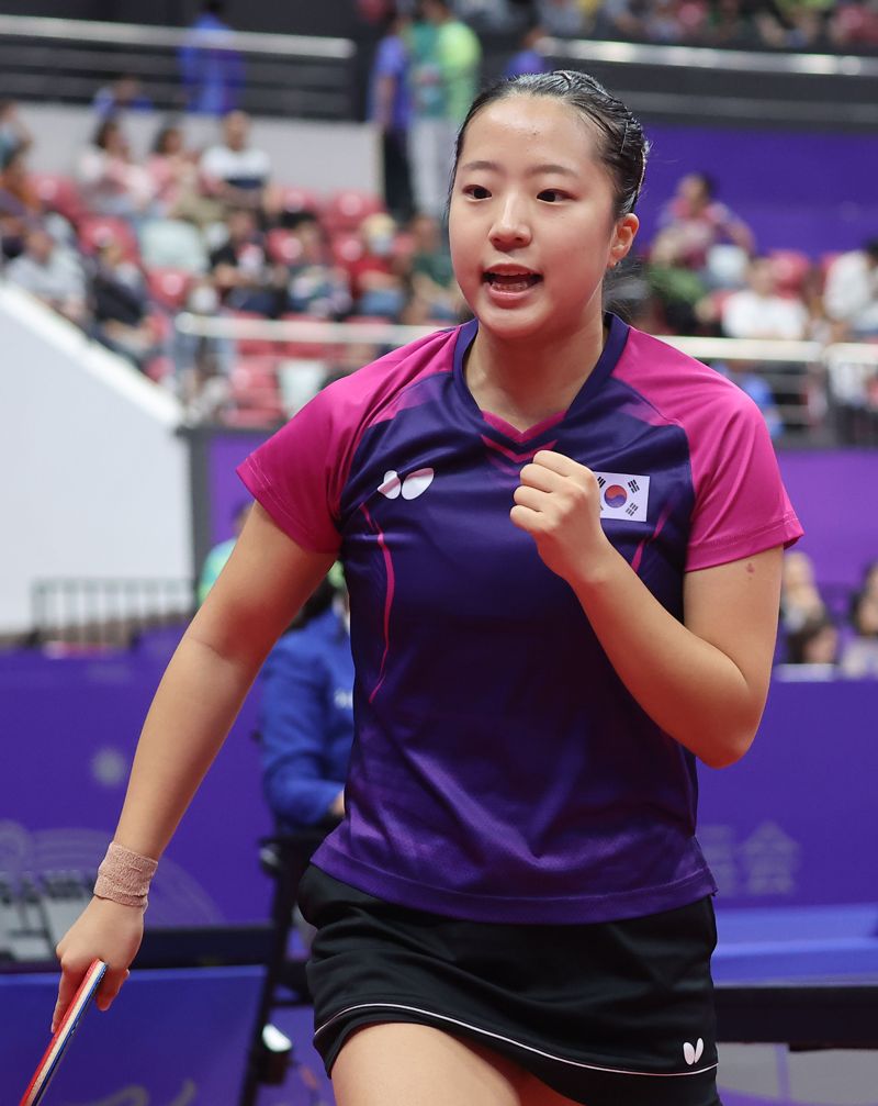 탁구 대표팀 신유빈이 22일 중국 항저우 궁수 캐널 스포츠파크 체육관에서 열린 2022 항저우 아시안게임 탁구 여자 단체 예선 2라운드 한국과 태국의 경기에서 득점에 성공한 뒤 환호하고 있다. 연합뉴스 제공.