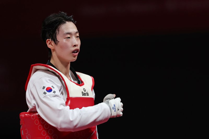 28일 중국 저장성 항저우 린안 스포츠문화전시센터에서 열린 제19회 항저우 아시안게임 태권도 여자 67kg 초과급 4강에서 한국 이다빈이 카자흐스탄 칸셀 데니스를 상대로 승리한 뒤 이동하고 있다. 사진=연합뉴스