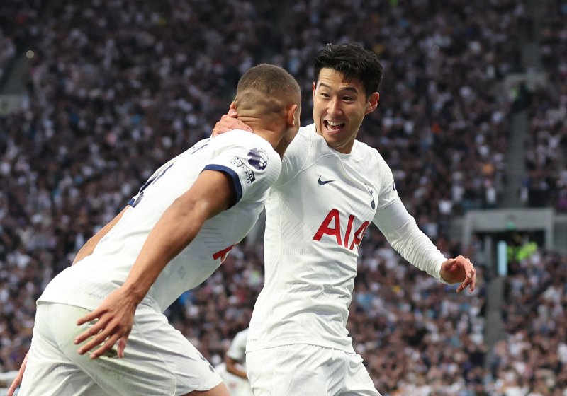 손흥민은 9월 치른 4경기에서 한 차례 해트트릭을 포함해 6골을 쏟아냈다. 왓킨슨이 4골 1도움, 살라흐가 2골 2도움을 기록했지만 손흥민의 공격포인트에는 범접하지 못한다. 더불어 손흥민이 골 퍼레이드를 펼치는 동안 소속팀인 토트넘은 3승 1무로 무패행진을 펼쳤다. (뉴스1)