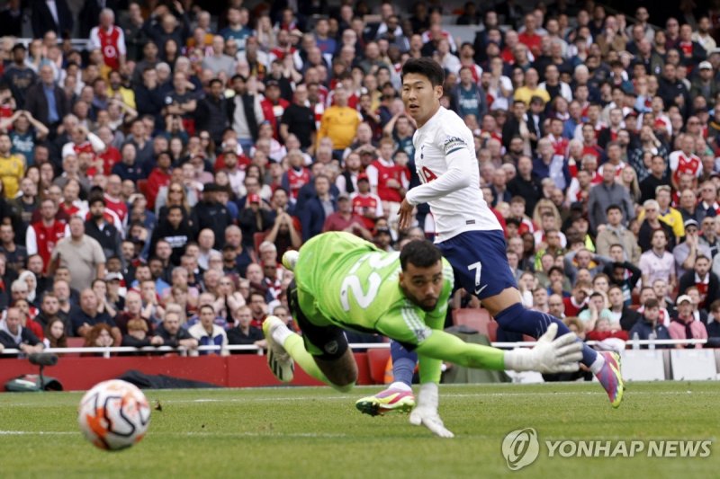 유럽 통산 199번째 골 터뜨리는 손흥민 (런던 AP=연합뉴스) 팀이 무패를 기록하고 있는 이달의 선수상 후보는 손흥민 뿐이다. 그만큼 그의 골이 순도가 높다는 의미다. 