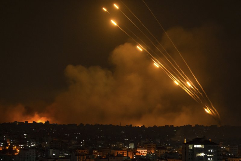 [가자지구&#x3D;AP&#x2F;뉴시스] 8일(현지시각) 팔레스타인 가자지구에서 이스라엘을 향해 로켓들이 발사되고 있다. 팔레스타인 무장 정파 하마스의 이스라엘 공격으로 촉발된 전쟁으로 지금까지 사망자 수가 1천 명이 넘는 것으로 알려졌다. 미국은 이스라엘에 항모전단을 전진 배치하고 전투기를 늘리는 등 지원에 착수했으며 베냐민 네타냐후 이스라엘 총리는 “하마스가 활동하는 모든 곳을 폐허로 만들겠다”라고 선언했다. 2023.10.09. &#x2F;사진&#x3D;뉴시스