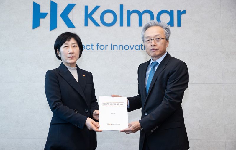 16일 <span id='_stock_code_161890' data-stockcode='161890'>한국콜마</span> 종합기술원에서 열린 '첨단 산업 환경 규제 혁신 현장 간담회'에서 최진식 한국중견기업연합회 회장이 한화진 환경부 장관(왼쪽)에게 '환경 정책 킬러 규제 개선 과제?'를 전달하고 있다. 한국중견기업연합회 제공