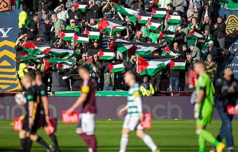 축구장에서 팔레스타인 국기를 꺼내보인 셀틱 팬들. &#x2F;사진&#x3D;데일리메일 캡처