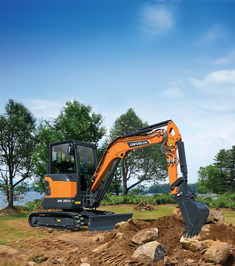 <span id='_stock_code_267250' data-stockcode='267250'>HD현대</span>는 HD현대사이트솔루션 등 건설기계 3사에서 운영 중인 건설기계 자격 취득 지원 제도를 내년부터 그룹사 전체 임원으로 대상을 확대한다. 사진은 <span id='_stock_code_042670' data-stockcode='042670'>HD현대인프라코어</span>가 출시한 미니굴착기 DX35Z-7. HD현대인프라코어 제공