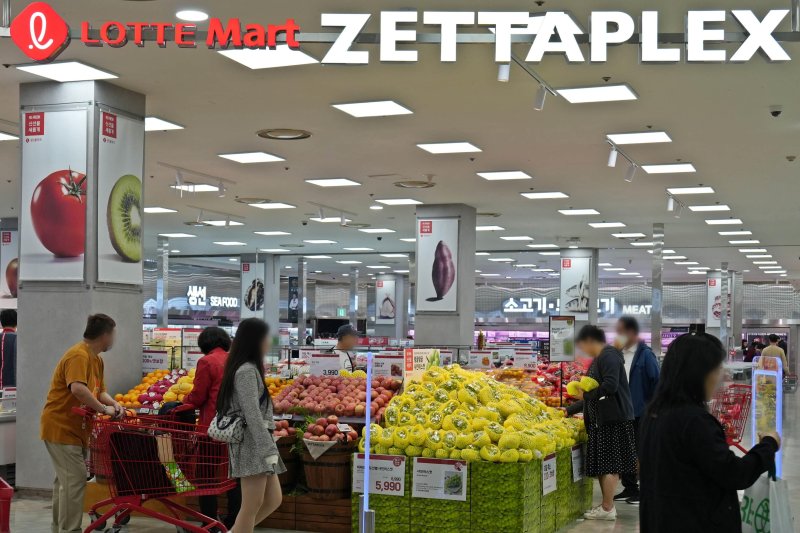 롯데마트 제타플렉스 서울역점 신선식품 매장 전경(맨위 사진)과 외국인특화매장 전경.