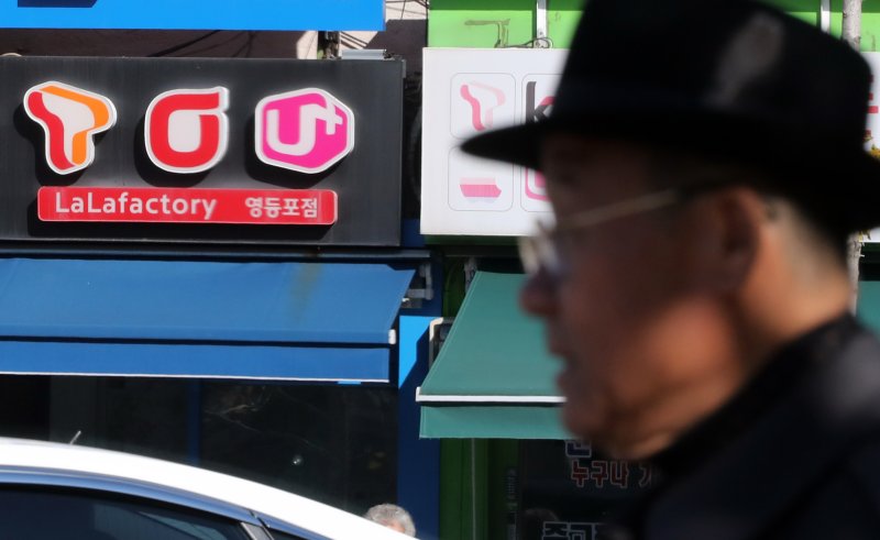 0%대로 밀린 5G 가입자 증가율 (서울=연합뉴스) 배재만 기자 = 5세대 이동통신(5G) 가입자 수가 거의 제자리걸음 한 것으로 나타났다. 통신 시장이 거의 포화 상태에 이른 상태에서 서비스의 질과 가격을 고려할 때 아직 4세대 이동통신(LTE)을 이용하는 가입자들이 5G로 굳이 갈아탈 필요성을 느끼지 못하기 때문이란 해석이 나온다. 사진은 12일 서울 영등포구 한 이동통신 대리점 모습. 2023.11.12 scoop@yna.co.kr (끝)