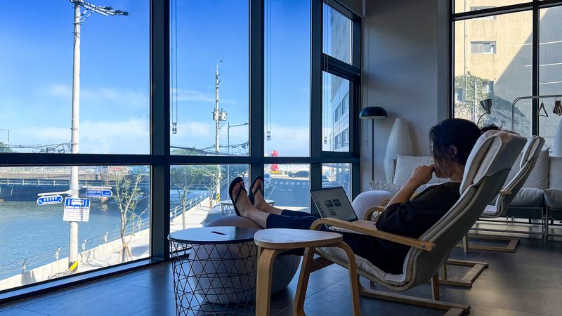 <span id='_stock_code_131370' data-stockcode='131370'>알서포트</span> 직원이 부산 송정에 있는 부산 사무소에서 편안한 자세로 일을 하고 있다. 알서포트 제공