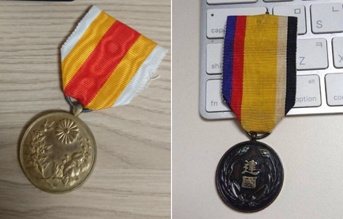 누리꾼들이 자신의 할아버지가 받은 훈장이라며 공개한 사진들(왼쪽부터 한국병합기념장, 대만주국 건국공로장). 해당 메달들은 친일파 훈장으로 여겨지는 훈장들이다. 온라인 커뮤니티