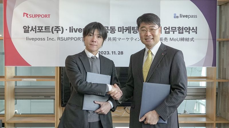 서형수 <span id='_stock_code_131370' data-stockcode='131370'>알서포트</span> 대표(오른쪽)가 야마시타 리브패스 대표와 28일 국내 사업 협력을 위한 계약을 체결한 뒤 악수하고 있다. 알서포트 제공.