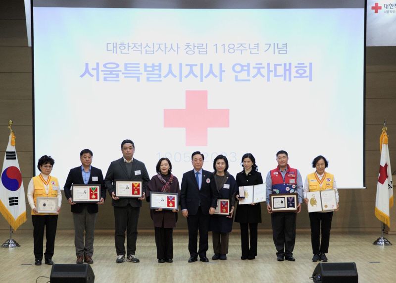 지난 28일 대한적십자사 서울지사 나눔홀에서 열린 시상식 후 손영섭 <span id='_stock_code_002070' data-stockcode='002070'>비비안</span> 대표(왼쪽 두번째)가 회원유공장 수상자들과 함께 기념촬영을 하고 있다.