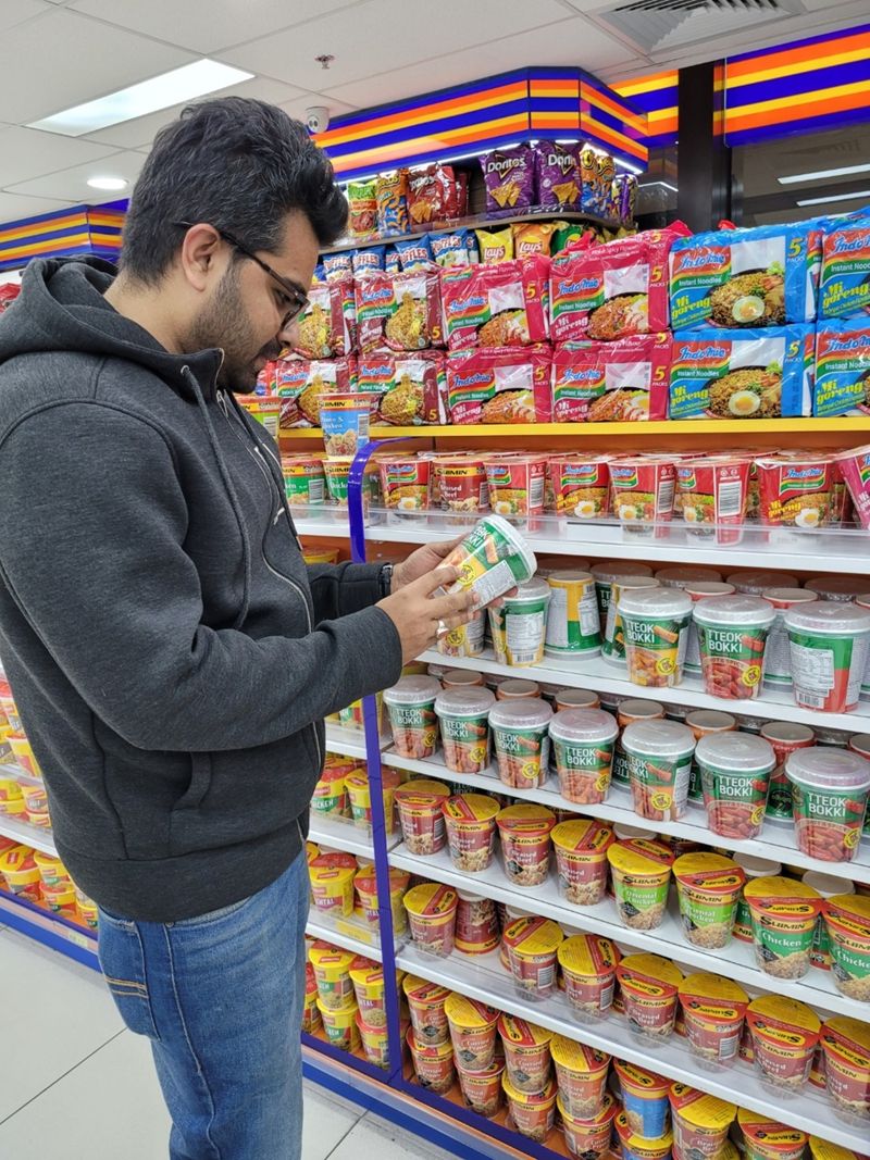 호주의 한 이지마트 매장에서 소비자가 비비고 제품을 구매하고 있는 모습 /사진=CJ제일제당