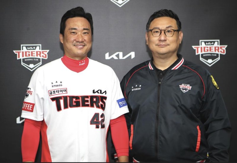 (서울=연합뉴스) KIA 타이거즈는  포수 김태군(34)과 다년 계약했다. KIA 구단은 16일 김태군과 계약 기간 3년에 연봉 20억원, 옵션 5억원을 합쳐 25억원에 계약했다고 발표했다. 