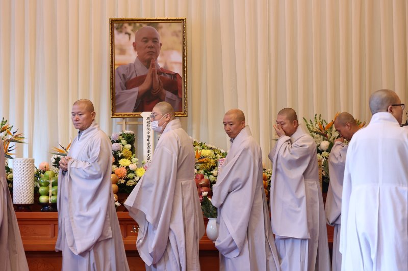 11월 30일 서울 종로구 조계사 대웅전에 마련된 자승스님 분향소에서 스님들이 헌화하기 위해 줄을 서 있다. 대한불교조계종 총무원장을 지냈던 자승스님은 전날 경기 안성시 죽산면 칠장사에서 화재로 입적했다. 연합뉴스