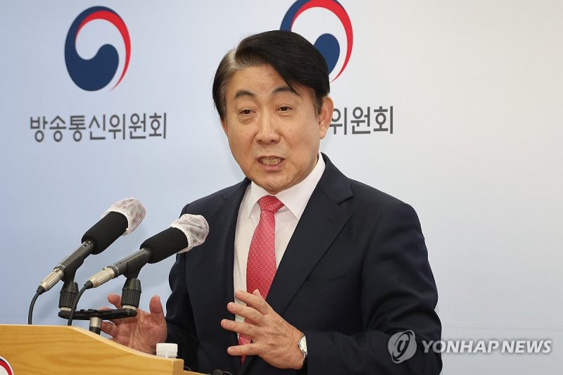 국회의 탄핵안 처리를 앞두고 사퇴한 이동관 방송통신위원장이 지난 1일 오후 정부과천청사 내 방송통신위원회에서 사퇴 기자회견을 하고 있다. 사진=연합뉴스