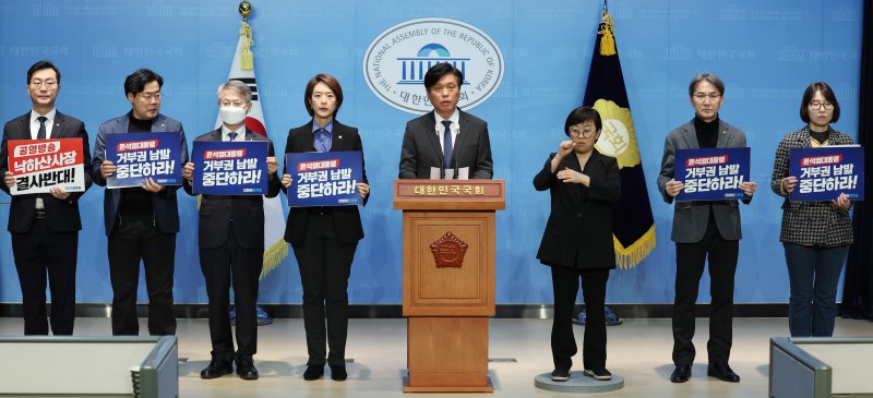  더불어민주당 과방위 및 언론자유특위가 지난 1일 오전 서울 여의도 국회에서 '방송법 거부권 및 이동관 방통위원장 사의 표명'과 관련 기자회견을 하고 있다.사진=뉴시스