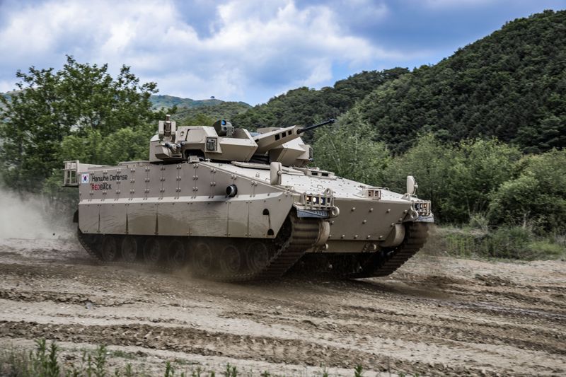 보병전투차량 레드백은 암 내장식 유기압 현수장치를 탑재, 주행 성능과 기동성이 뛰어나다.  호주에 서식하는 붉은등 독거미에서 이름을 따온 레드백. 한화에어로스페이스 제공