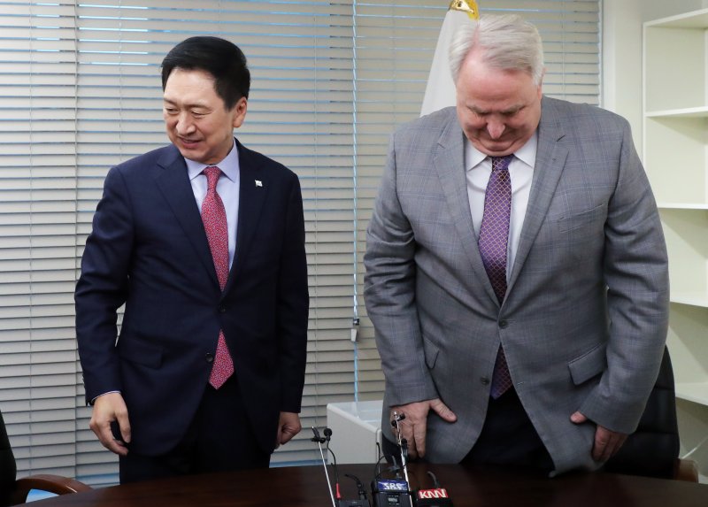 김기현 국민의힘 대표와 인요한 혁신위원장이 17일 서울 여의도 당사에서 면담을 위해 입장하고 있다. (공동취재) 2023.11.17/뉴스1 ⓒ News1 송원영 기자 /사진=뉴스1