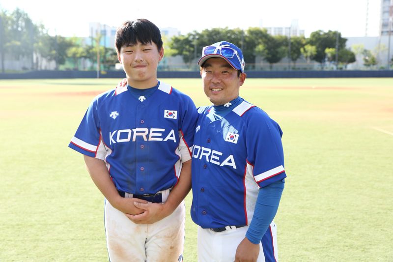 2021 청소년대표팀 당시 태극마크를 달았던 김성우. 왼쪽은 배재고 김성현 코치 (사진 &#x3D; 전상일 기자)