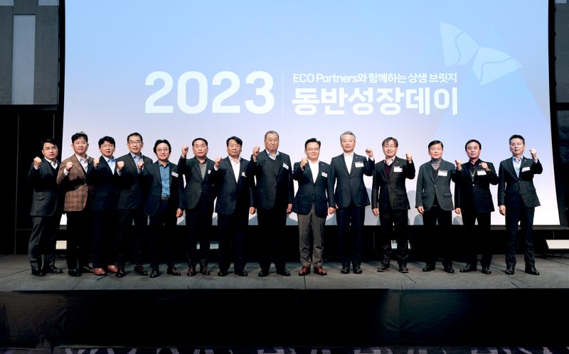 지난 4일 서울 광진구 그랜드워커힐서울에서 열린 ‘2023 동반성장데이’에서 박경일 SK에코플랜트 사장(왼쪽 아홉번째)이 비즈파트너 수상업체 대표 등과 기념촬영을 하고 있다. SK에코플랜트 제공