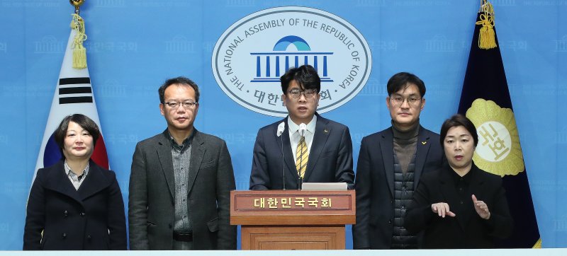 (서울=뉴스1) 임세영 기자 = 김준우 정의당 비상대책위원장이 5일 오전 서울 여의도 국회 소통관에서 가치중심 선거연합신당 제안 기자회견을 하고 있다. 2023.12.5/뉴스1 /사진=뉴스1화상