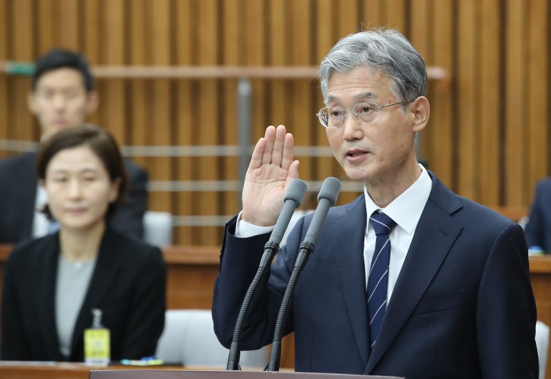 (서울=뉴스1) 임세영 기자 = 조희대 대법원장 후보자가 5일 오전 서울 여의도 국회에서 열린 인사청문회에서 선서를 하고 있다. 2023.12.5/뉴스1 /사진=뉴스1화상