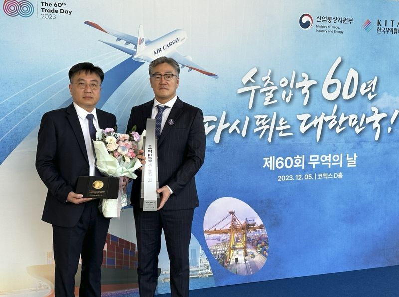 (왼쪽부터) 고승완 <span id='_stock_code_046120' data-stockcode='046120'>오르비텍</span> 상무이사(항공사업본부장)와 정성현 오르비텍 대표이사가 기념 촬영을 하고 있다. 사진=오르비텍