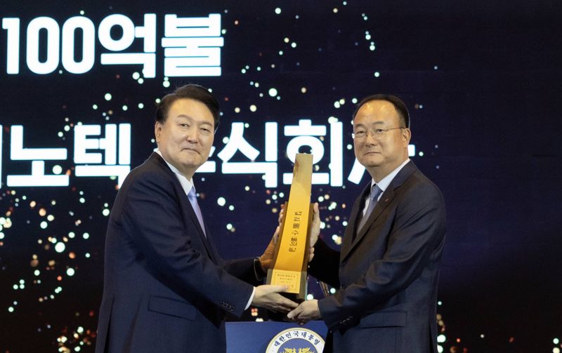 윤석열 대통령이 5일 제60회 무역의 날 시상식에서 문혁수 LG이노텍 CEO에게 '100억 수출의 탑'을 수여하고 있다. LG이노텍 제공