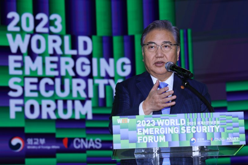 박진 외교부 장관 개회사 (서울=연합뉴스) 신현우 기자 = 박진 외교부 장관이 5일 오전 서울 용산구 그랜드하얏트호텔에서 열린 2023 세계신안보포럼에 참석해 개회사하고 있다. 2023.12.5 nowwego@yna.co.kr (끝)